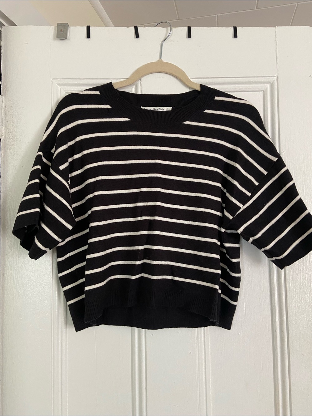 Abercrombie & Fitch Black and White Striped Crewneck Sweater